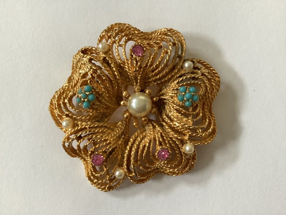 Vintage Gold toned Floral Brooch with Pink Rhines… - image 1