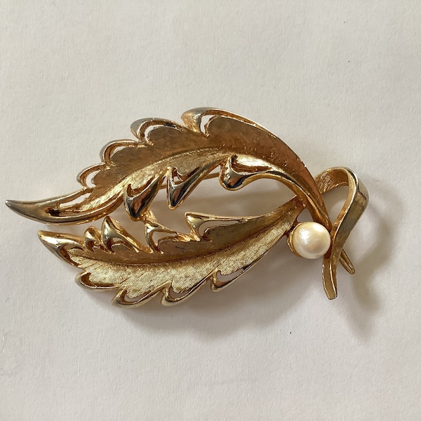 Vintage Signed & Numbered Boucher Gold toned Brooch with Pearl