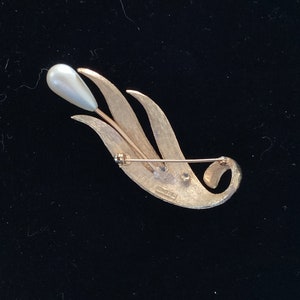 Vintage Signed Kramer Pearl & Gold Flower Brooch image 3