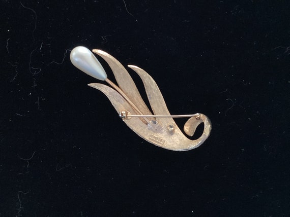 Vintage Signed Kramer Pearl & Gold Flower Brooch - image 3