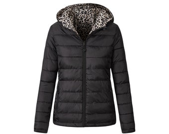 Pode incluir: Casaco acolchoado preto com capuz reversível com estampa de leopardo. O casaco tem zíper completo, bolsos laterais e design acolchoado. Uma peça de roupa exterior elegante.