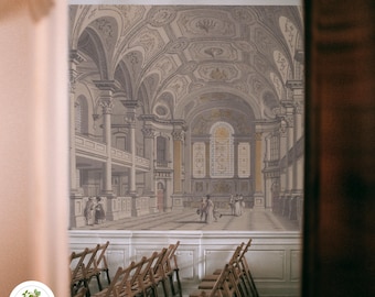 Può includere: Una stanza bianca con un grande murale che rappresenta l'interno di una chiesa. Il murale è incorniciato da una cornice bianca. In primo piano, ci sono file di sedie di legno.