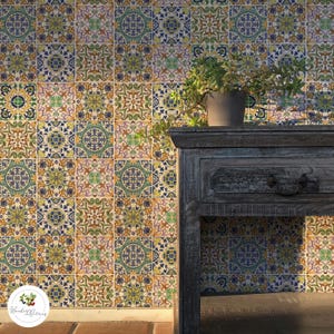 Puede incluir: Una pared decorativa con azulejos estampados de colores azul, verde, amarillo y morado. Una mesa de madera envejecida con una planta en maceta se encuentra frente a la pared de azulejos. Los azulejos tienen un diseño floral.