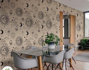 Puede incluir: Un papel tapiz beige con un patrón repetitivo de ilustraciones en blanco y negro de soles y lunas. El papel tapiz está en un comedor con una mesa de vidrio y sillas.