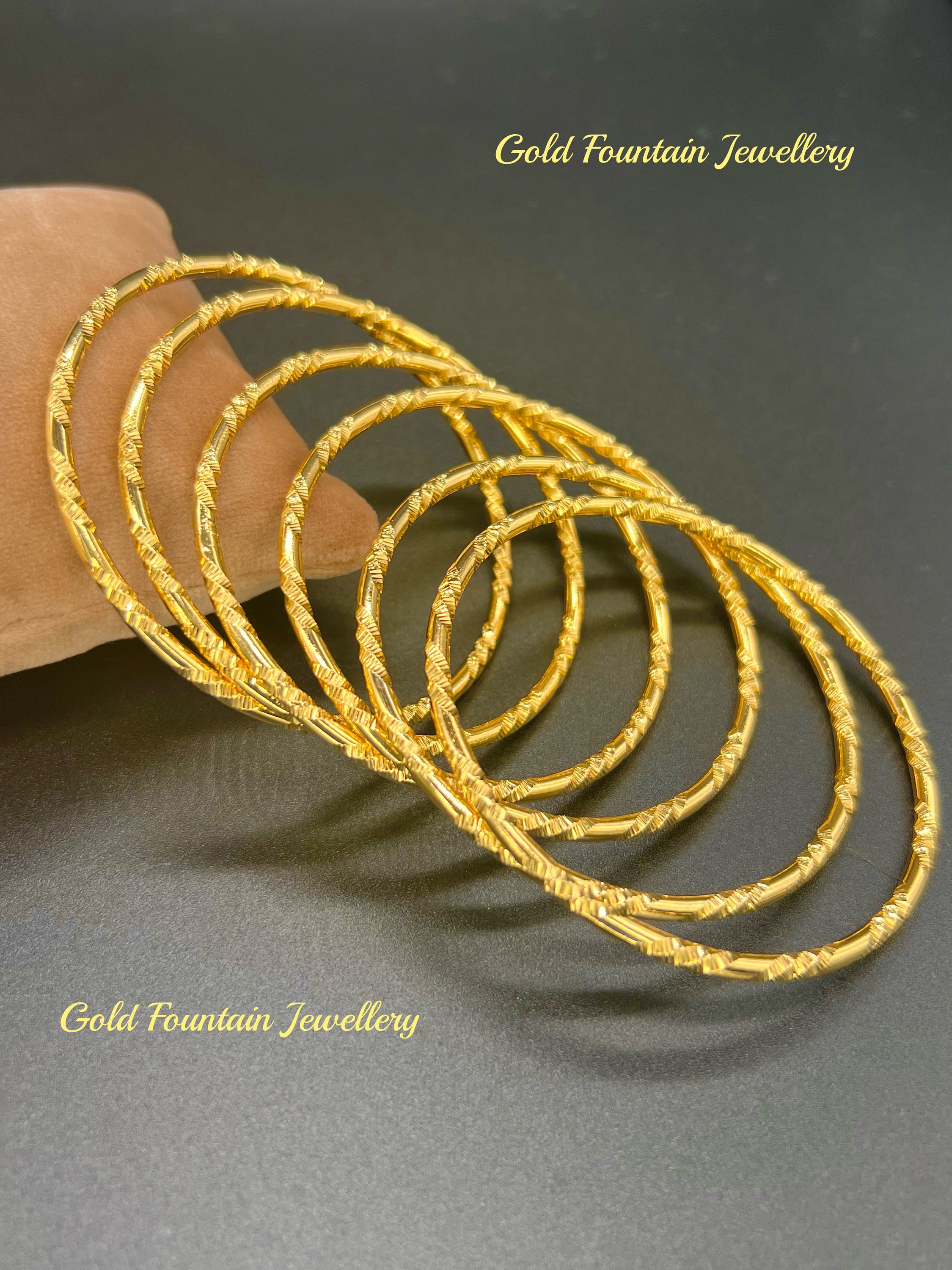 Plain Polished 6mm Square Bangle In 18ct Yellow Gold - Foto 4