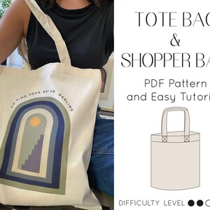 Op de afbeelding: Een beige tote bag met een regenboog en de tekst "Go find your way up, darling" erop gedrukt. De tas wordt door een persoon vastgehouden. De afbeelding toont ook een lijntekening van een tote bag met de tekst "Tote Bag & Shopper Bag, PDF Pattern and Easy Tutorial, Difficulty Level" eronder.