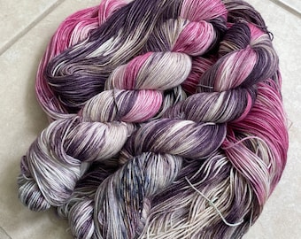 Handgeverfd 4-laags garen | Klaar voor verzending | Garen | Superwash | Veelkleurig| Garen | vingergaren | Sokkengaren | Gotische romantiek!