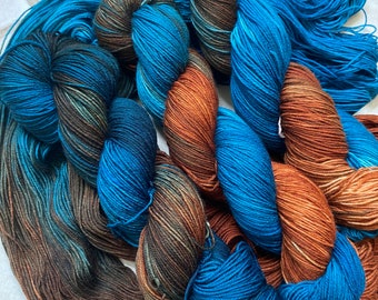 Handgeverfd 4-laags garen | Klaar voor verzending | Garen | Superwash | Koper | Blauw| Vingergaren | Sokkengaren | Blauwe pinta!