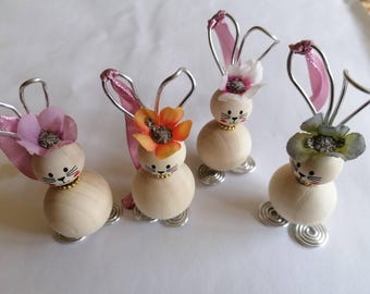 4 conejitos de Pascua de alambre y madera natural, decoración de Pascua con cuentas M-012
