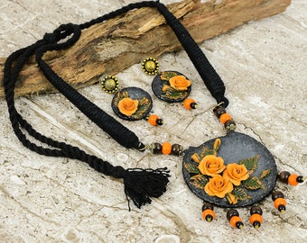 Collier en argile rose jaune avec boucles d'oreilles, bijoux floraux peints à la main, bijoux faits main, bijoux et boucles d'oreilles Bollywood légers et respectueux de l'environnement