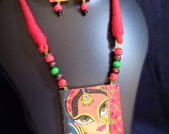 Image de femme peinte à la main Collier de créateur, collier tressé, boucles d'oreilles, collier réglable, traditionnel, cadeau de nouvel an, ornement respectueux de l'environnement