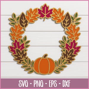 Può includere: Una ghirlanda a tema autunnale con una zucca e foglie nei toni dell'arancione, del rosso e del marrone. La ghirlanda è circondata da foglie verdi. Il testo "SVG - PNG - EPS - DXF" è in basso.