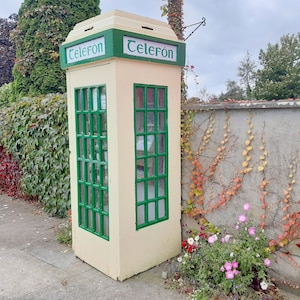 Irlandzka budka telefoniczna (Telephone) Box - Na wsi w pobliżu Killarney - Wydruk zdjęcia krajobrazu