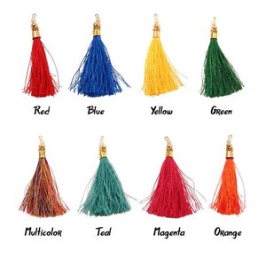 Puede incluir: Surtido de 10 borlas coloridas con tapas doradas. Las borlas son de color rojo, azul, amarillo, verde, multicolor, verde azulado, magenta y naranja.