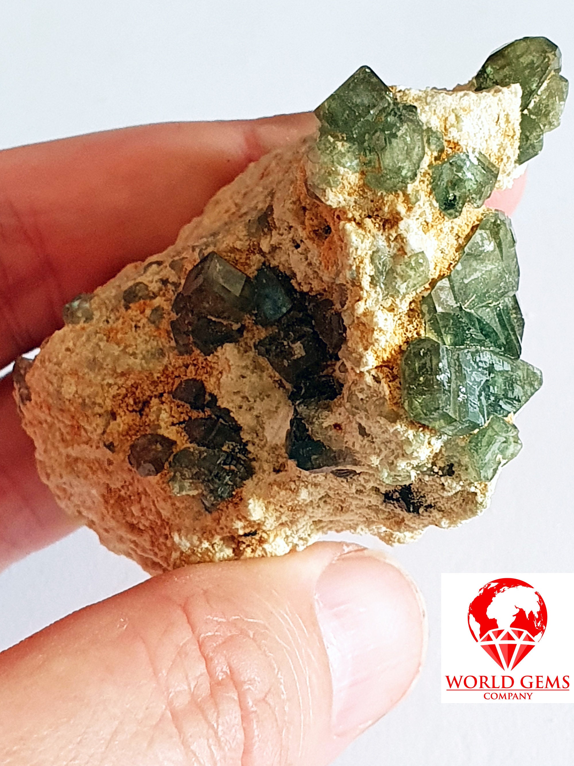 Grenat Démantoide de Madagascar Dim 6.3x3.7cm Poids 90G Localité Ambaja | Nord Est , Découvert en 20