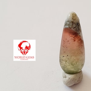 Cabochão de Granada Hidrogrossular bicolor da África do Sul: peça rara e única, PESO 2CTS DIM 14X6MM