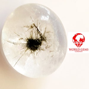 Cabochon av Hedenbergitkvarts från Madagaskar, unik för sina inneslutningar eller för att skapa ett unikt smycke, mått 16x14mm, vikt 11.60 ct