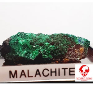 Rare cristallisation fibroradié de Malachite du Congo dans sa boite de protection, pour la collection  dim 1.8 X 4 cm poids 23.74g