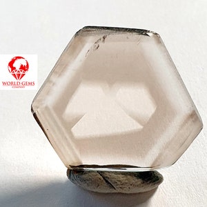 Atypical slice of Quartz Fumé from Madagascar, to make a nice creation of value, piece of jewelry dim 22x18x3mm weight 12.45cts