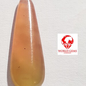 Cabochon de Grenat Hydrogrossulaire à deux couleurs   rare , pour les gemmologues, pour avoir un exemplaire  POIDS 5.95cts DIM 25x9mm