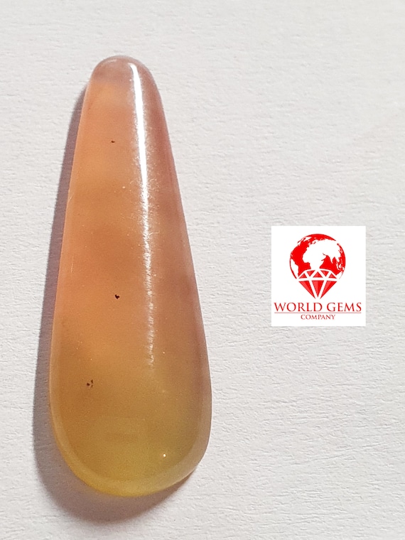 Cabochon de Grenat Hydrogrossulaire à deux couleurs   rare , pour les gemmologues, pour avoir un exemplaire  POIDS 5.95cts DIM 25x9mm