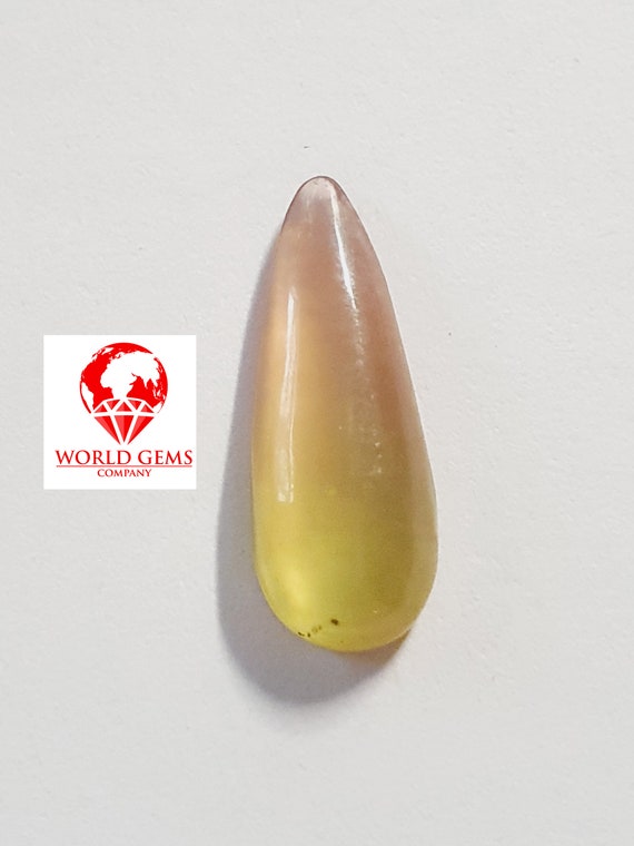 Pas commun  Cabochon de Grenat Hydrogrossulaire  pour la collection, pour les gemmologues, pour avoir un exemplaire POIDS 2.45CTS DIM 15x6MM