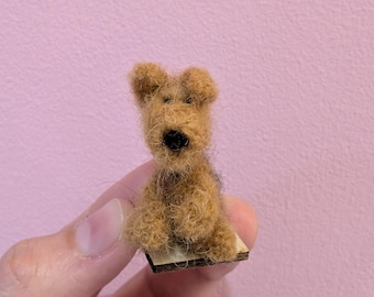 Regalo artesanal de Airedale terrier, decoración de perro miniatura de fieltro de aguja
