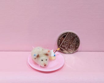 Regalo de ratón en miniatura, ratón de pastel de cumpleaños, decoración hecha a mano en fieltro con aguja, adorno de bandeja de impresora