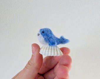 Ballena de fieltro con aguja: escultura en miniatura de lana con base de concha marina