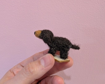 Regalo artesanal de perro salchicha, adorable obsequio de perro salchicha, decoración de perro miniatura de fieltro de aguja