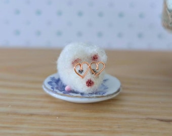 Figura de ratón de fieltro con aguja: arte animal en miniatura con gafas de corazón