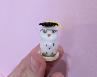 Regalo de graduación, lindo búho universitario, búho de fieltro de aguja, mini búho hecho a mano