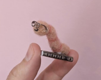 Gusano pequeño de fieltro, regalo ideal para ratones de biblioteca, adorable compañero de escritorio.