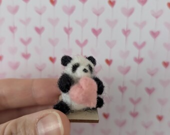 Panda en miniatura para San Valentín, hecho con fieltro de aguja.
