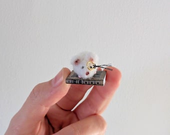 Figura de ratón de fieltro con aguja: regalo para amantes de los libros en miniatura