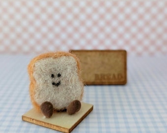 Figura de tostada de fieltro con aguja: decoración de escritorio kawaii hecha a mano