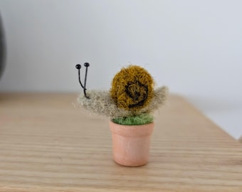 Caracol miniatura de fieltro en maceta de barro, pequeño caracol artesanal, regalo para amantes de la jardinería.