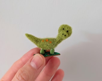 Pequeña decoración de dinosaurio de fieltro de aguja – Dinosaurio miniatura de lana hecho a mano