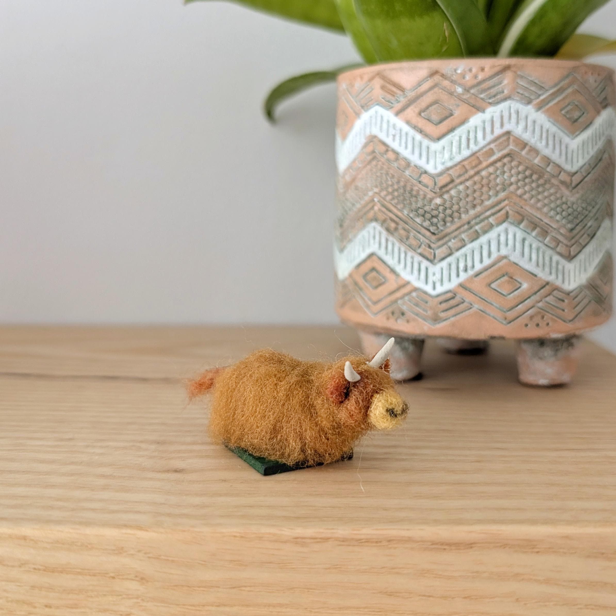 Miniature Highland Cow Ornament, Needle Felted Wool Figurine, Tiny Cow Gift, Scottish Highland Cattle Decor, Farm Animal Miniature