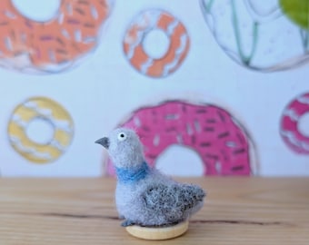 Adorno de paloma de fieltro con aguja: regalo de lana hecho a mano para tu escritorio