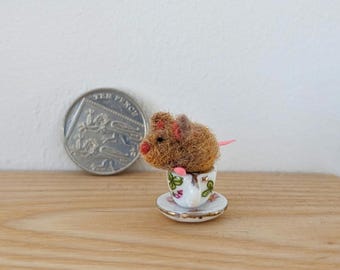 Adorno de ratón para casa de muñecas: ratón miniatura de fieltro con aguja en una taza de té.