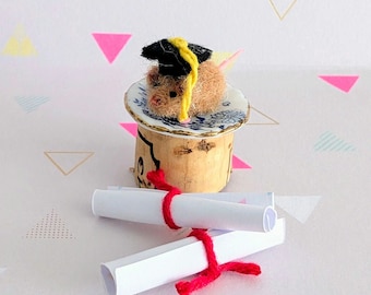 Ratón en miniatura de fieltro con aguja, regalo de graduación universitaria, decoración hecha a mano de fieltro con aguja, adorno para bandeja de impresora