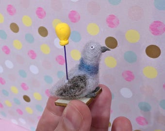 Paloma miniatura de regalo, paloma de fiesta con globo, regalo de fieltro de aguja – Amigo de escritorio de lana hecho a mano