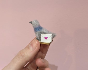 Paloma de San Valentín: un regalo de escritorio de lana hecho a mano