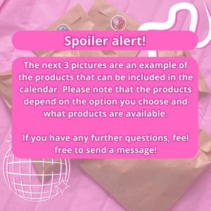 Op de afbeelding: Een roze achtergrond met een roze banner met de tekst "Spoiler alert!". De tekst eronder legt uit dat de volgende drie afbeeldingen voorbeelden van kalenderproducten laten zien. Bruine papieren verpakkingen zijn zichtbaar. De tekst nodigt uit tot vragen.