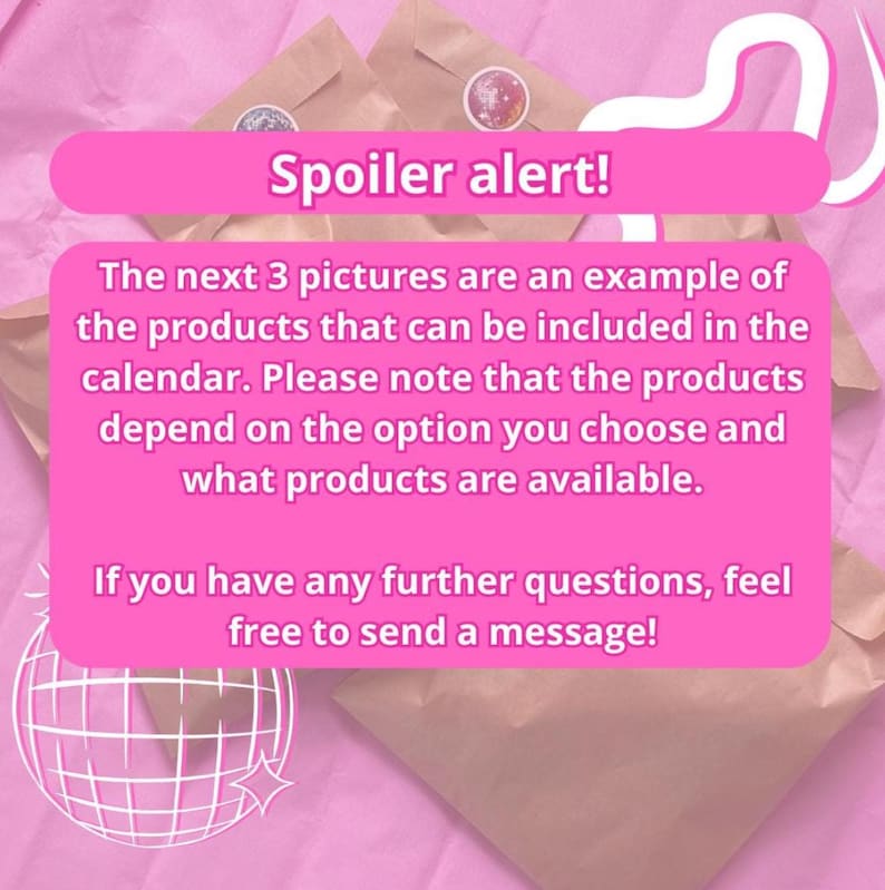 Op de afbeelding: Een roze achtergrond met een roze banner met de tekst "Spoiler alert!". De tekst eronder legt uit dat de volgende drie afbeeldingen voorbeelden van kalenderproducten laten zien. Bruine papieren verpakkingen zijn zichtbaar. De tekst nodigt uit tot vragen.