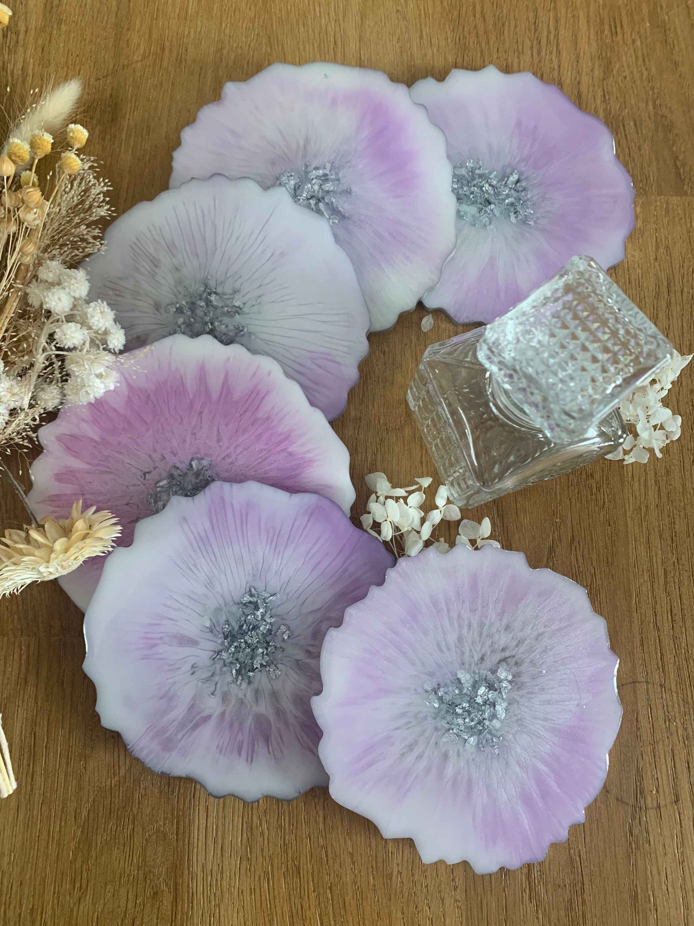 Dessous de Verre en Résine Epoxy Violet et Argent Style Fleur Aux Bordures Argentées