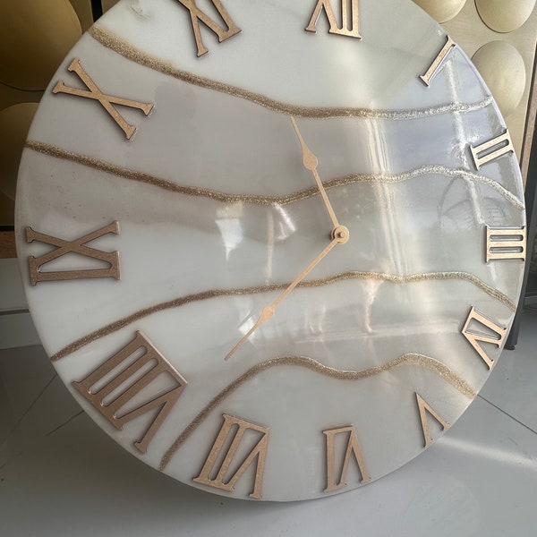 Horloge 60cm en bois et résine epoxy blanche et dorée avec paillettes