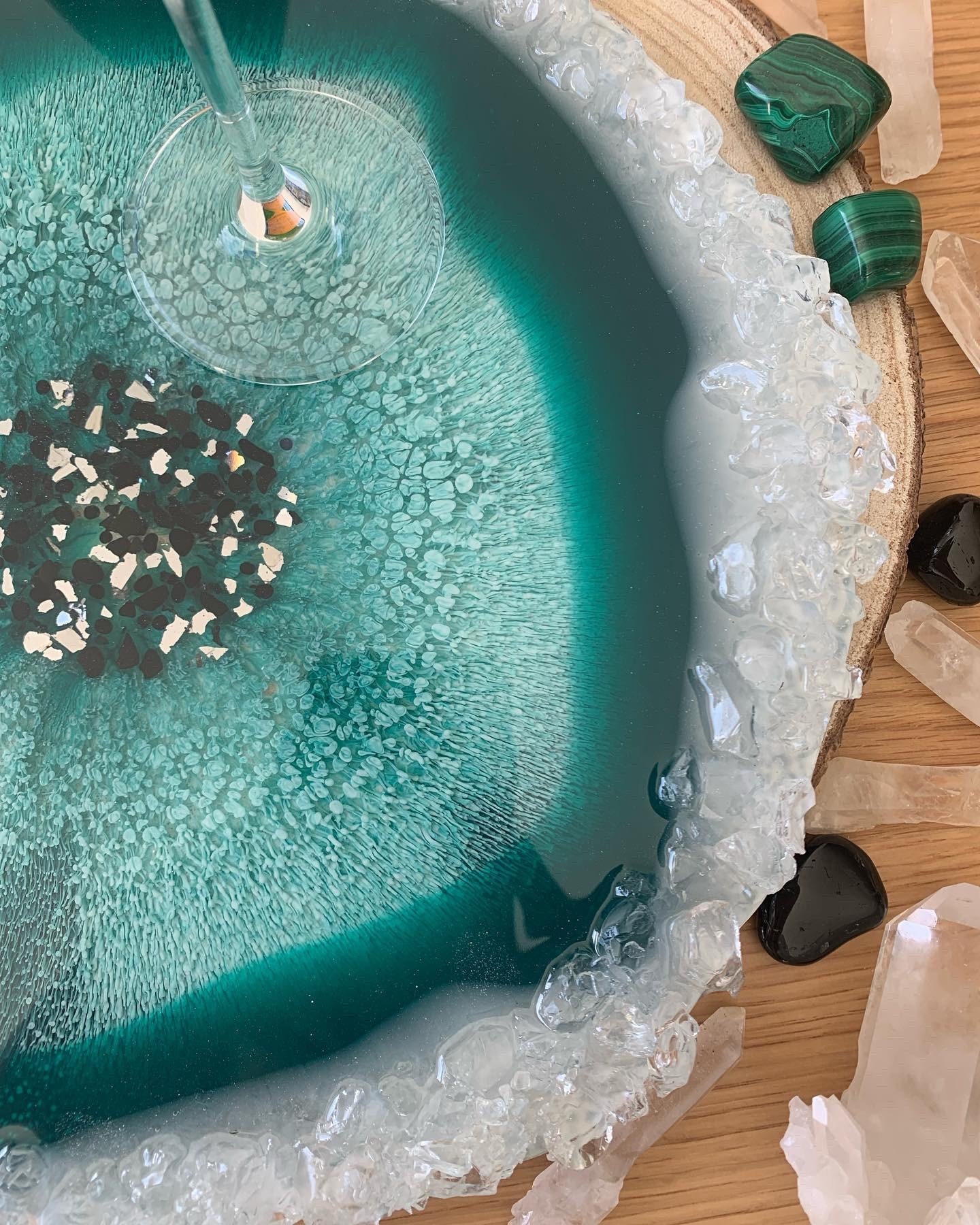 Plateau Décoratif Vert Émeraude et Blanc avec Finition Argentées en Résine Epoxy