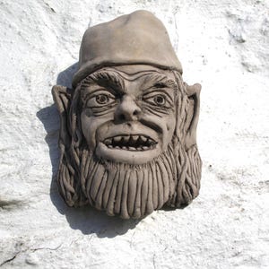 Gárgola colgante de pared para jardín de duendes. Escultura decorativa. Adorno Redcap. imagen 1